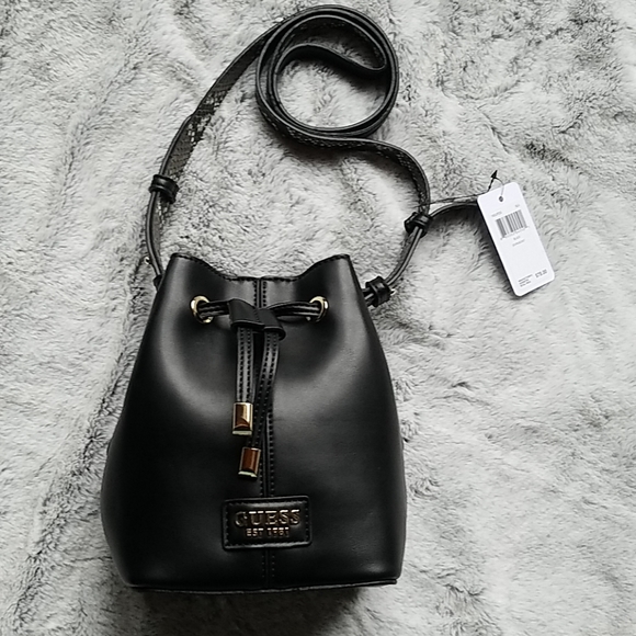 guess bucket bag